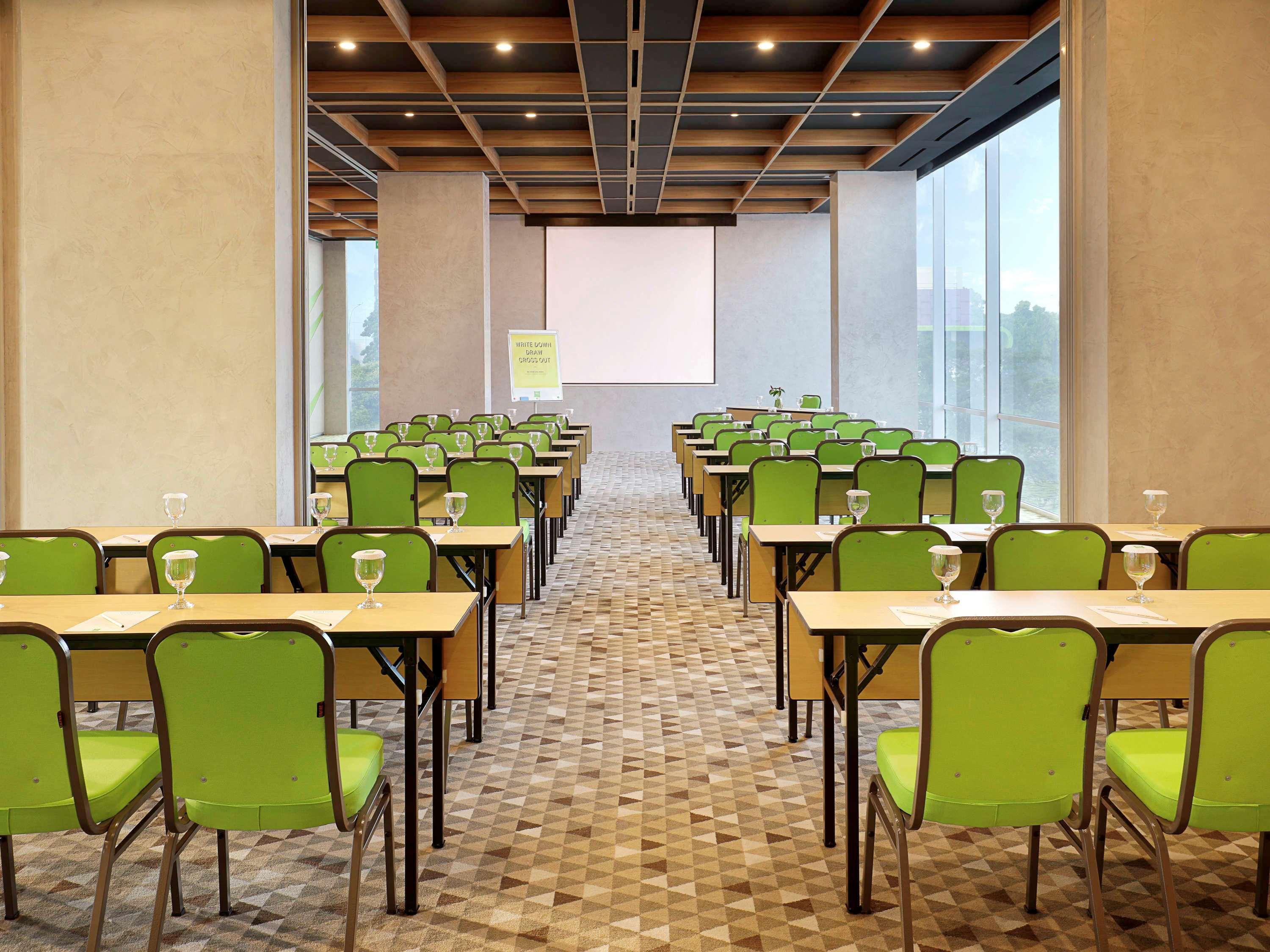 Ibis Styles Jakarta Simatupang Exterior foto